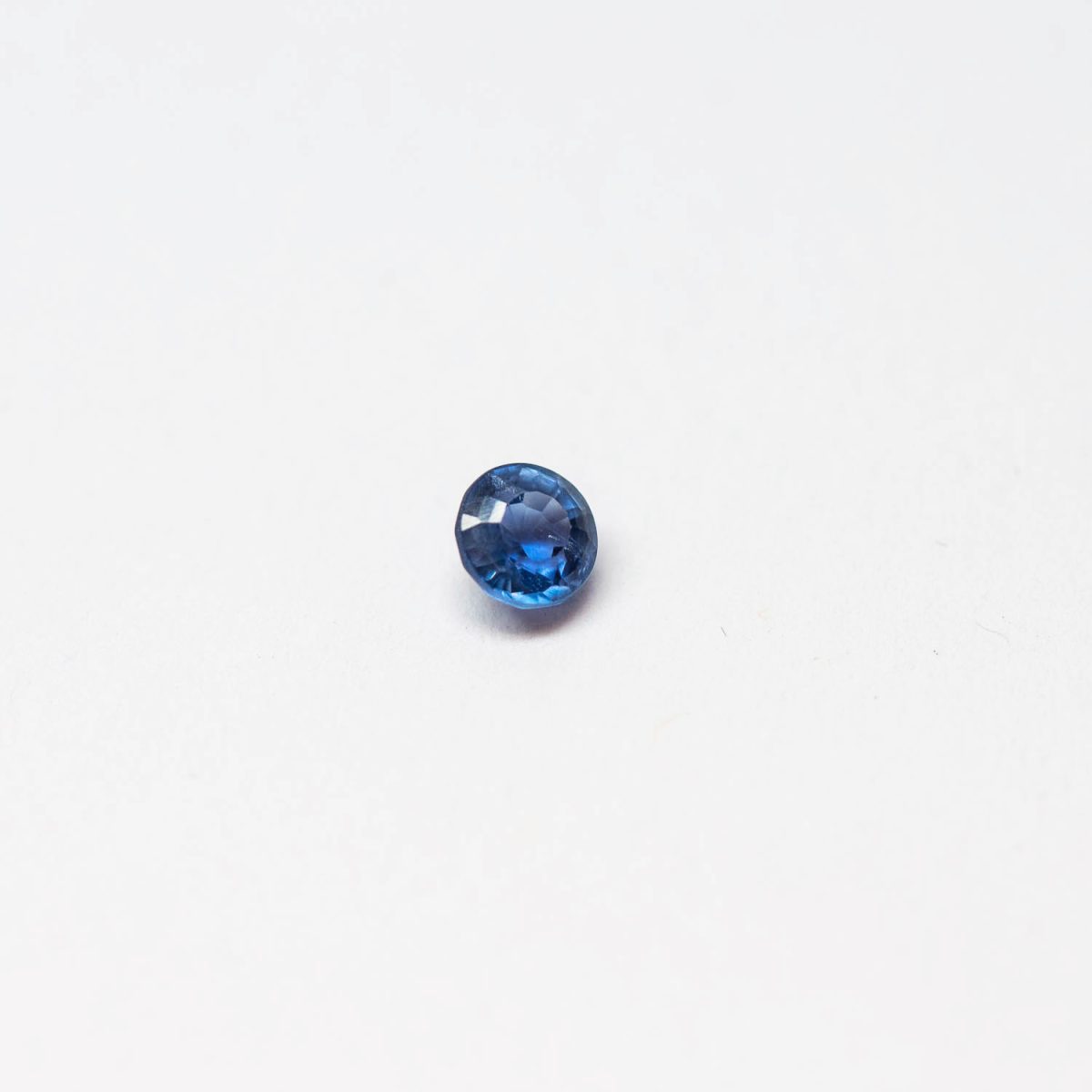Round 5mm 0_75ct Blue Malawi Sapphire | Lisa Rothwell-Young