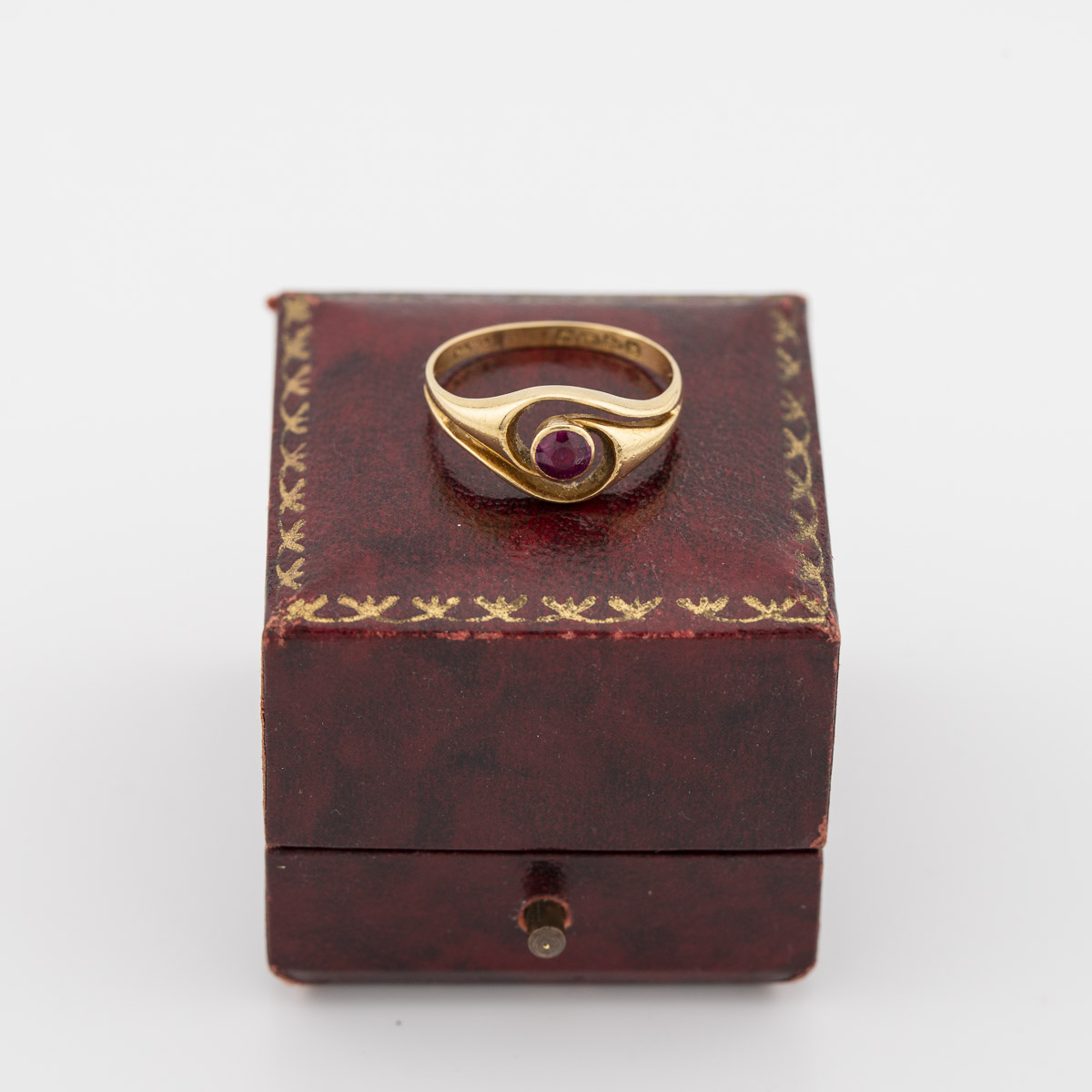 18ct gold and Ruby Swirl Ring front view |Lisa Rothwell-Young